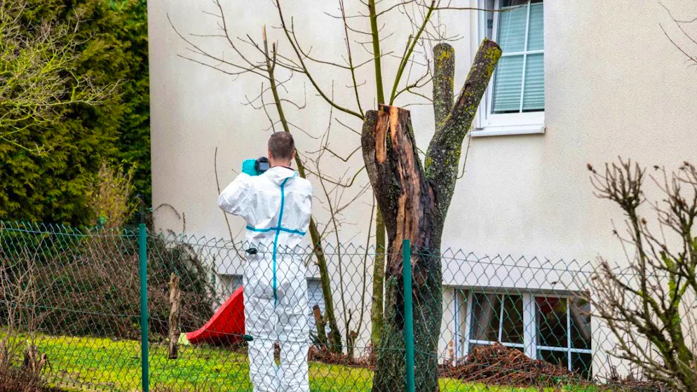 dpatopbilder - The forensic police are at the scene of the crime. A family man is said to have shot his wife, two children and himself in Upper Franconia. Photo: Daniel Vogl/dpa