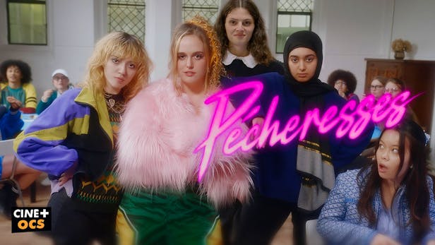 Vier junge Frauen mit unterschiedlichen Stilen (rosa Pelz, Kopftuch, Sportjacke) blicken ernst in die Kamera.