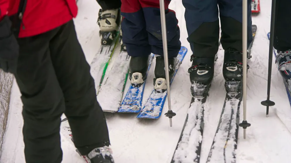 Lo skilift situato in cima al paese di Samedan viene frequentato da bambini e famiglie, che si apprestano ad affrontare le prime discese sugli sci o sullo snowboard. (immagine simbolica)