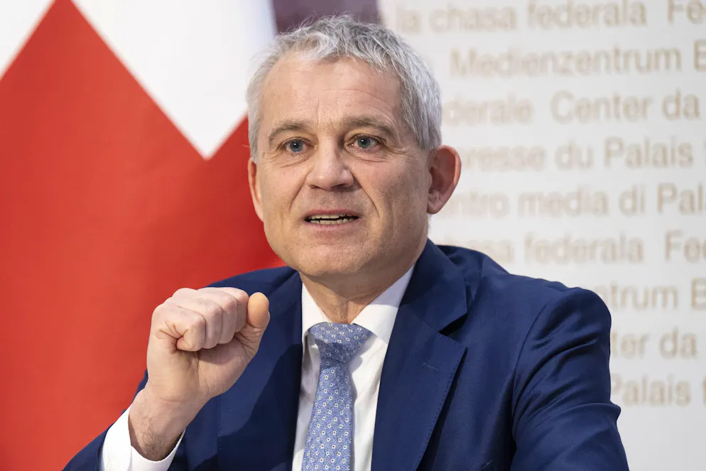 Schnitzelbängg 2026 Schweiz. Dr Beat Jans dä het mir gseit, s isch unerträäglig<br>Är sprützt die Abnähmsprützi circa 12 mol dääglig<br>Är sig zwar sportlich, fit und schlank, das isch scho wohr<br>Är brucht die Sprützi jo au nur für s einte Ohr! <br><br>(Frau Fasnacht)