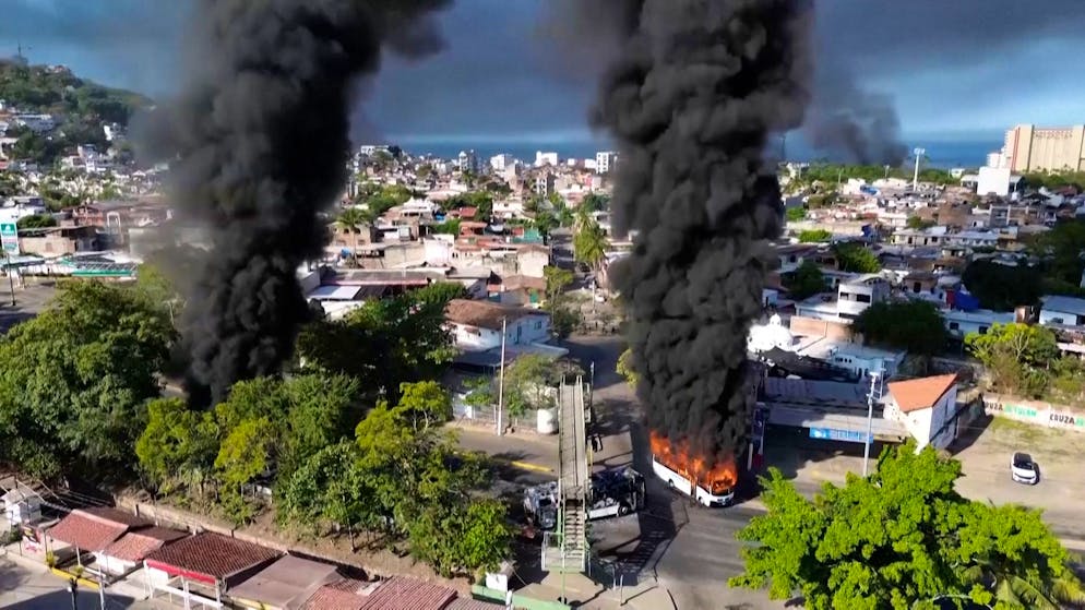 Mexico chaos in the video. Smoke over Puerto Vallarta - cartel reacts with violence