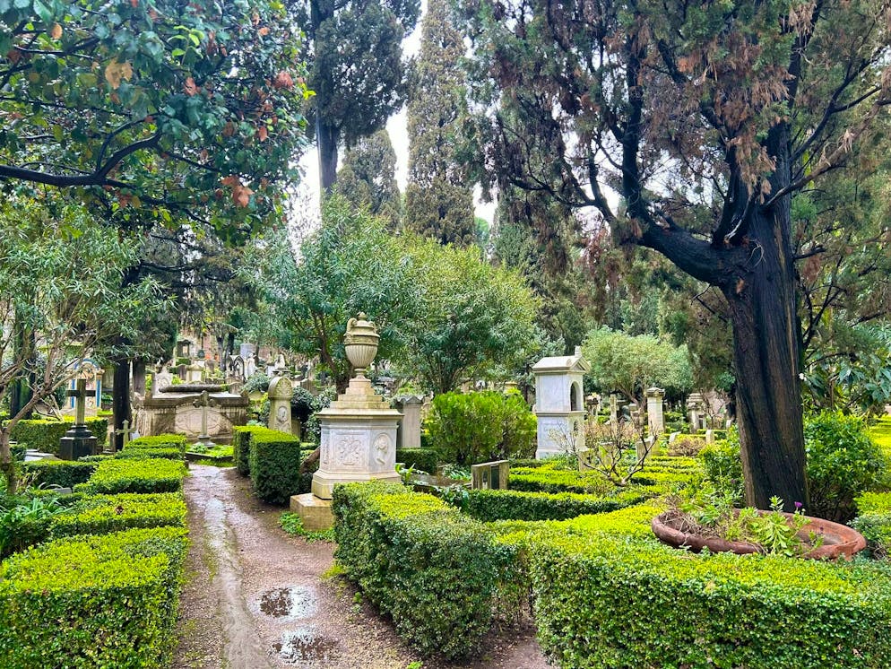 The woman was killed in a cemetery. (symbolic picture)