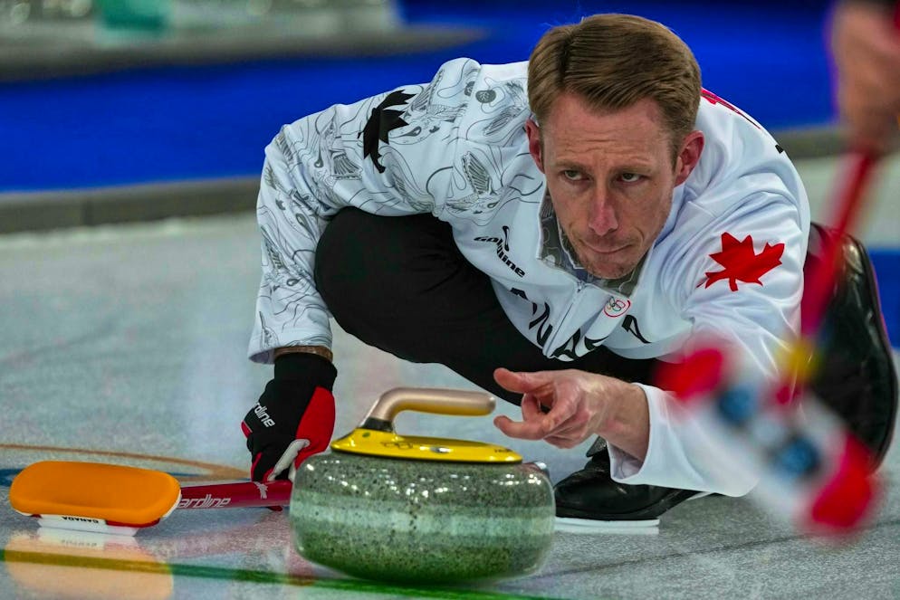 Le stranezze delle Olimpiadi di Milano Cortina 2026. Tutto in regola? Si è discusso molto sul fatto che il curler canadese Marc Kennedy abbia toccato due volte il suo sasso.