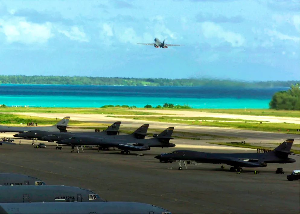 B-1-Bomber auf Diego Garcia: Weil Grossbritannien die Nutzung der Basis für einen Iran-Angriff angeblich untersagt, werden die beiden Flugzeugträger-Kampfverbände in Nahost wichtiger.