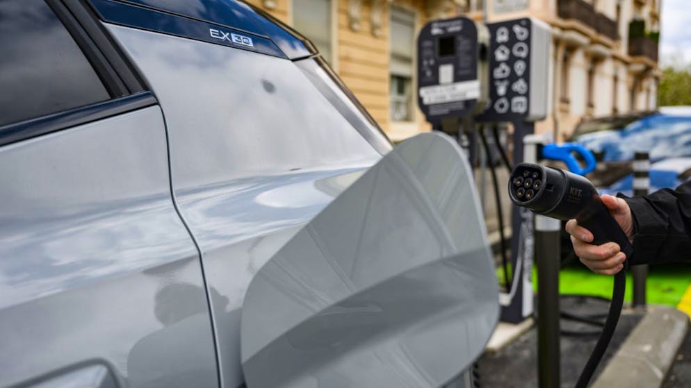 Sur un an, les ventes des voitures purement électriques ont grimpé de 24%, et de 29% pour les voitures hybrides rechargeables. (archive)