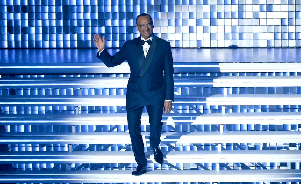 Prima serata Sanremo 2026 i presentatori e gli ospiti. Carlo Conti scende le scale all'inizio della prima serata del Festival.