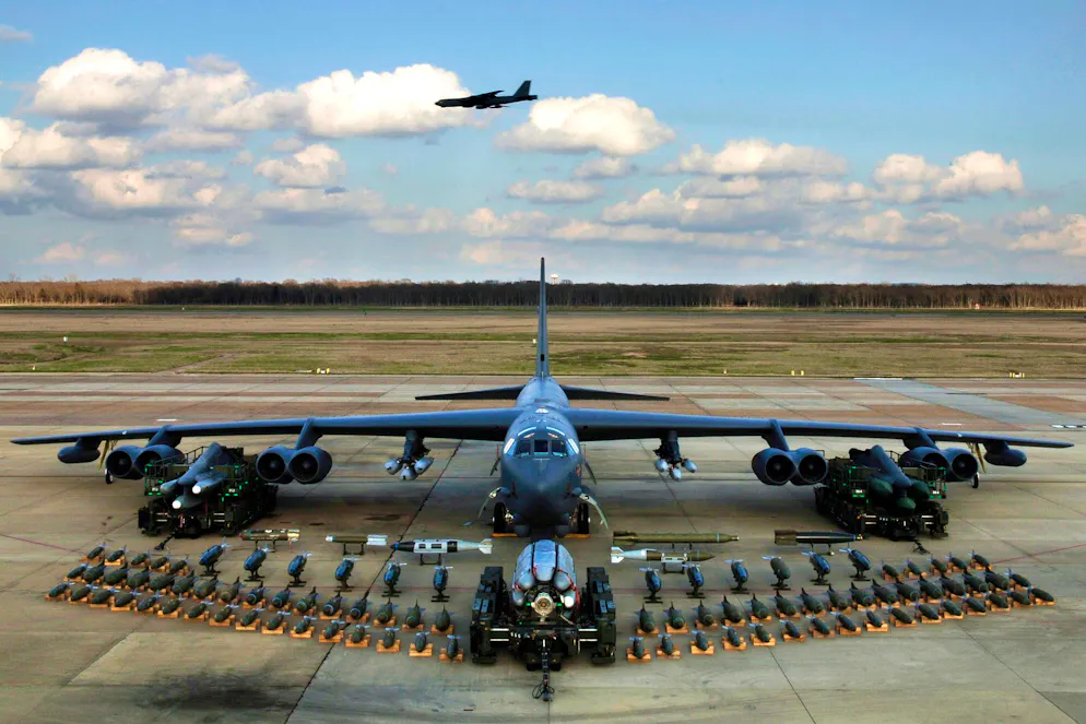 Eine B-52H mit möglicher Waffenzuladung auf der Barksdale Air Force Base in Louisiana.