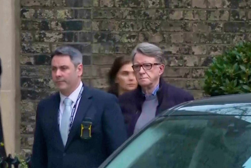 Cette image tirée d'une vidéo mise à disposition par Sky News montre Peter Mandelson, à droite, escorté d'une maison à une voiture, à Londres, le lundi 23 février 2026. (Sky News via AP)