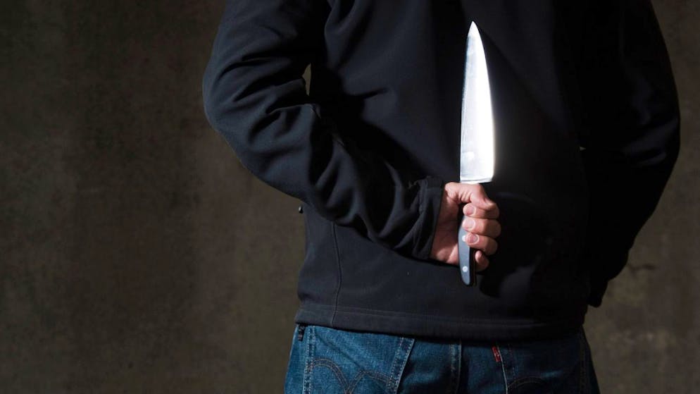 La victime a reçu un unique coup dans le dos, porté à l'arme blanche, probablement un couteau (image symbolique).