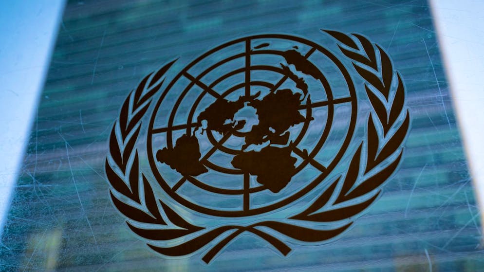 ARCHIV - Das Symbol der Vereinten Nationen ist vor dem Sekretariatsgebäude am Hauptsitz der Vereinten Nationen zu sehen. Foto: John Minchillo/AP/dpa