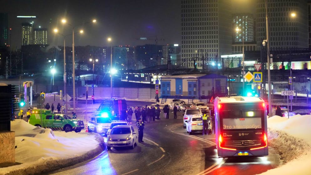 Polizei und Rettungskräfte sind in der Nähe des Sawjolowski-Bahnhofs in Moskau zu sehen. Foto: Uncredited/AP/dpa