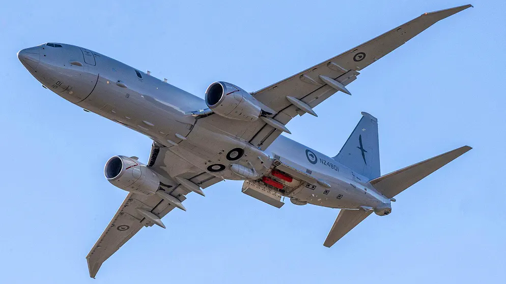 Eine neuseeländische P-8A Poseidon mit geöffnetem Bombenschacht.