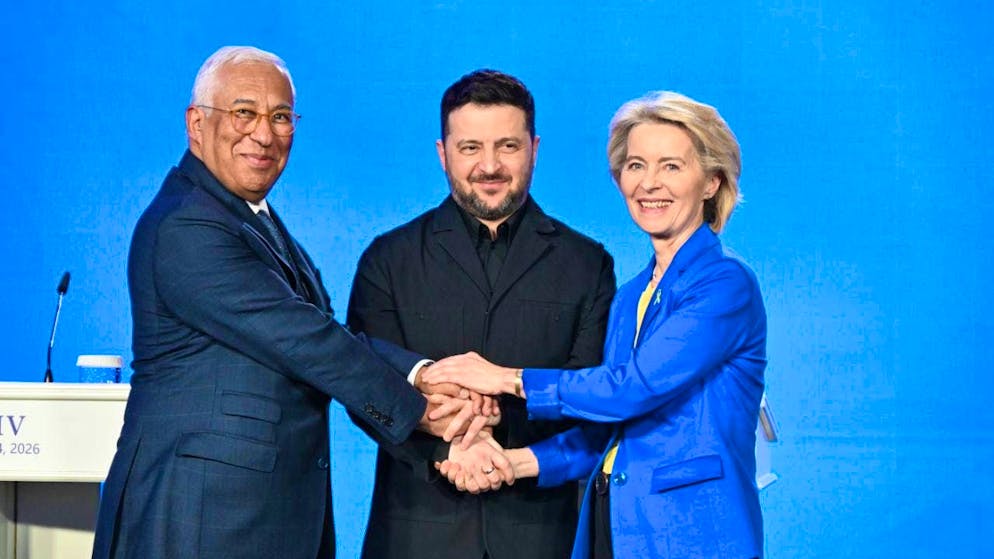 dpatopbilder - Ukrainian President Volodymyr Zelensky, EU Commission President Ursula von der Leyen and EU Council President António Costa shake hands after a press conference. Photo: Ansgar Haase/dpa