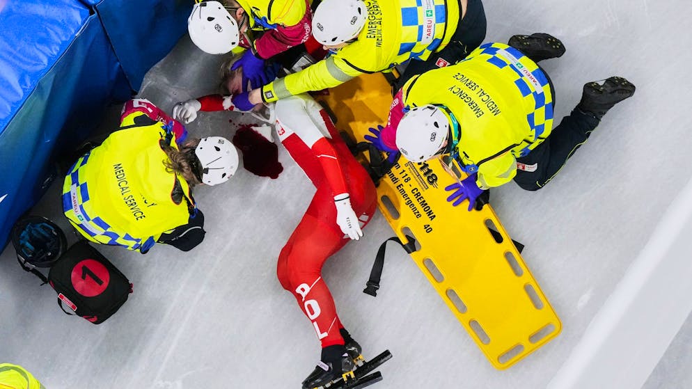 Shorttrackerin Kamila Sellier wurde im Gesicht von einer Kufe getroffen.