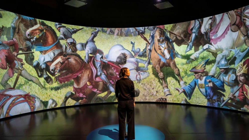 Una donna ammira la riproduzione digitale della Battaglia di Morat al Museo Storico di Berna