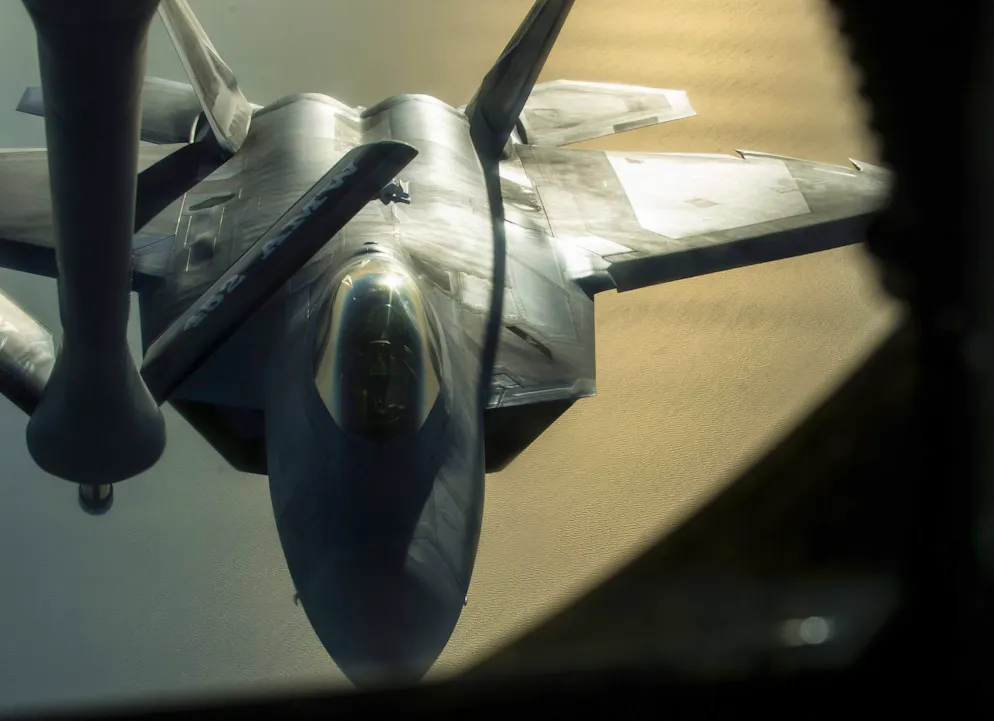 Eine  F-22 Raptor wird von einem KC-135-Tankflugzeug versorgt.