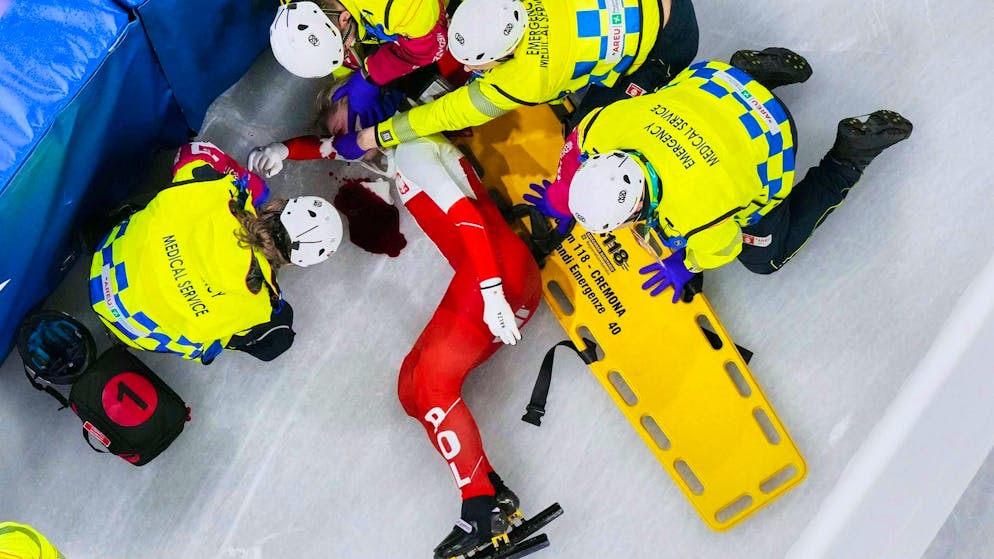 La pattinatrice Kamila Sellier è stata colpita al volto da un'altra atleta.