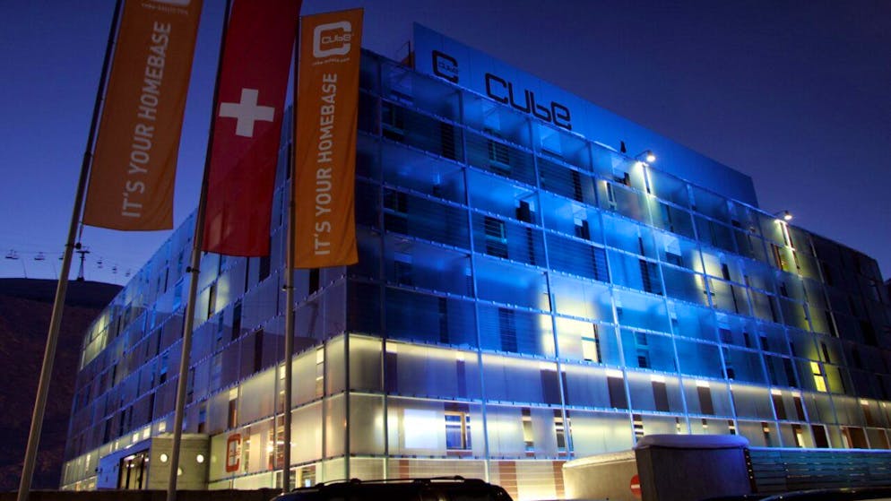 L'hotel Cube a Savognin un anno dopo la sua apertura nel 2005. Da alcuni anni la struttura ai piedi delle piste di sci è chiusa. Il Comune di Surses vorrebbe comprarla per 8,9 milioni di franchi. (immagine d'archivio)