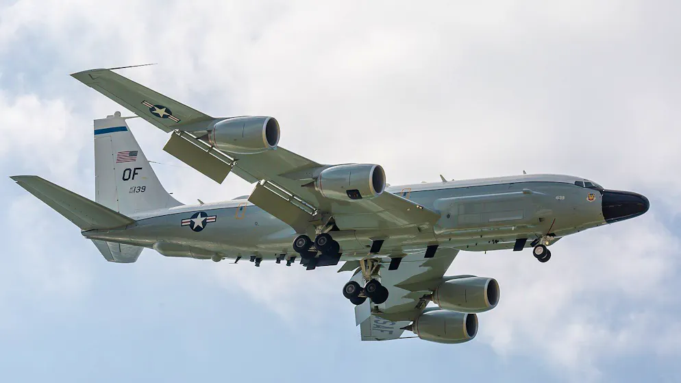 Eine RC-135V Rivet Joint im Anflug auf die Kadena Air Base in Japan.