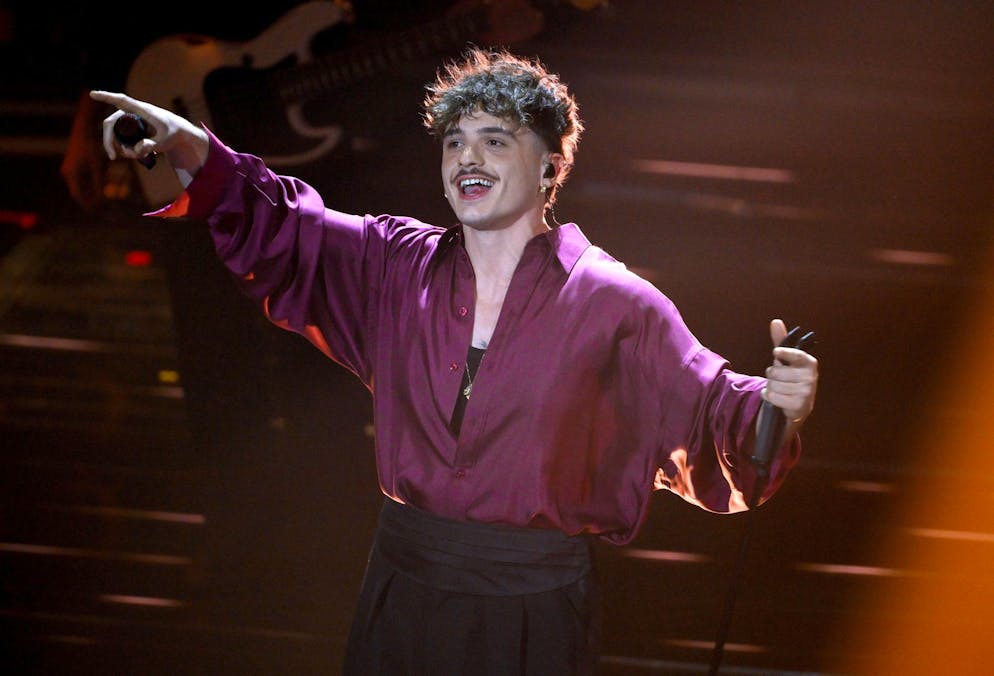 Prima serata Sanremo 2026 i presentatori e gli ospiti. «Iniziamo come abbiamo finito la scorsa edizione».... con il vincitore del 2025, Olly, che canta e fa cantare la sua hit «Balorda nostalgia».