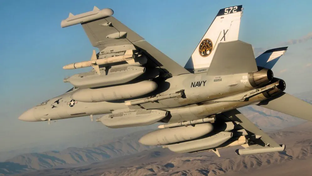 Diese EA-18G Growler trägt Zusatztanks, Störsender, Antiradar-Raketen vom Typ AGM-88 HARM und AIM-120-AMRAAM-Raketen gegen Flugzeuge.