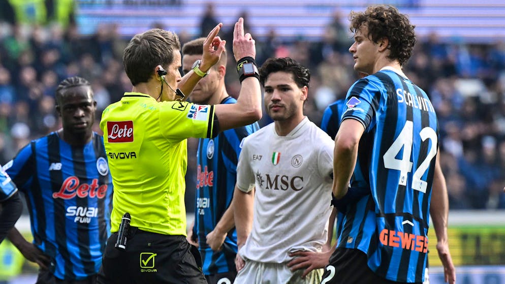 Ein Entscheid von Schiedsrichter Daniele Chiffi und seinen Assistenten beim Spiel zwischen Atalanta und Napoli erhitzt nicht nur im Stadion die Gemüter.