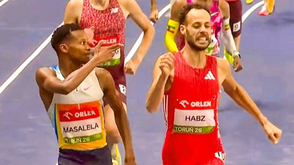 Tshepiso Masalela con un gesto di pistola.