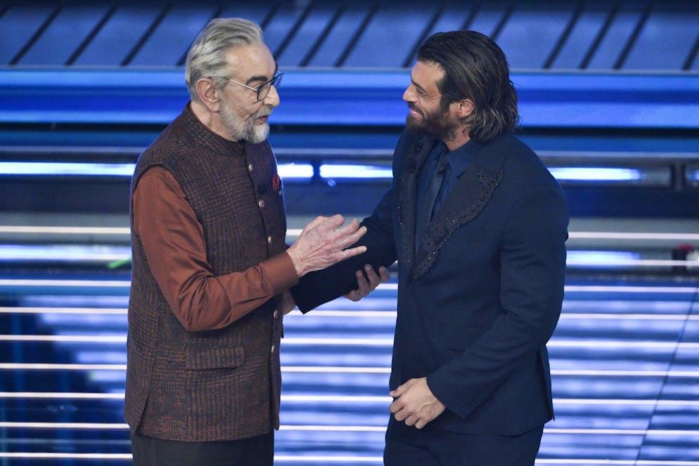 Prima serata Sanremo 2026 i presentatori e gli ospiti. Kabir Bedi e Can Yaman. Il passato e il presente del personaggio di Sandokan.