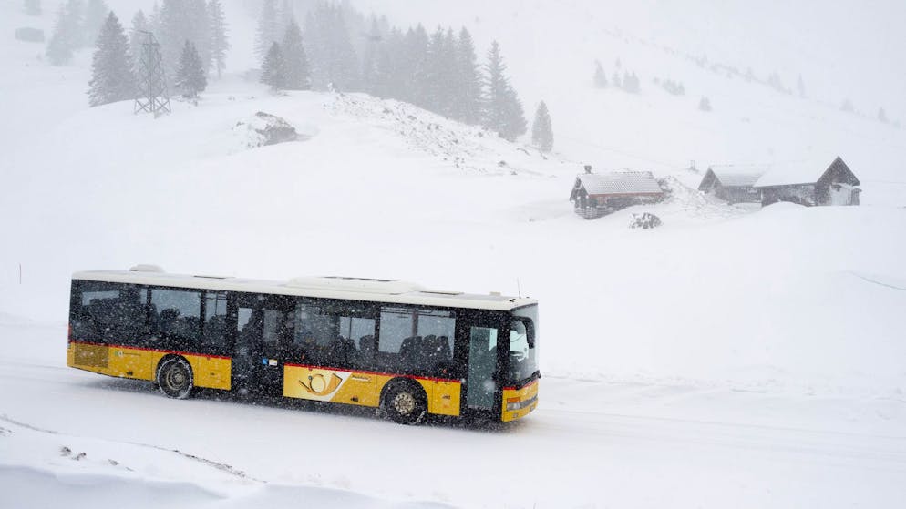 Zwischenfall in Obersaxen GR. Postauto bleibt im Schnee stecken – Skifahrer laufen zehn Kilometer ins Tal