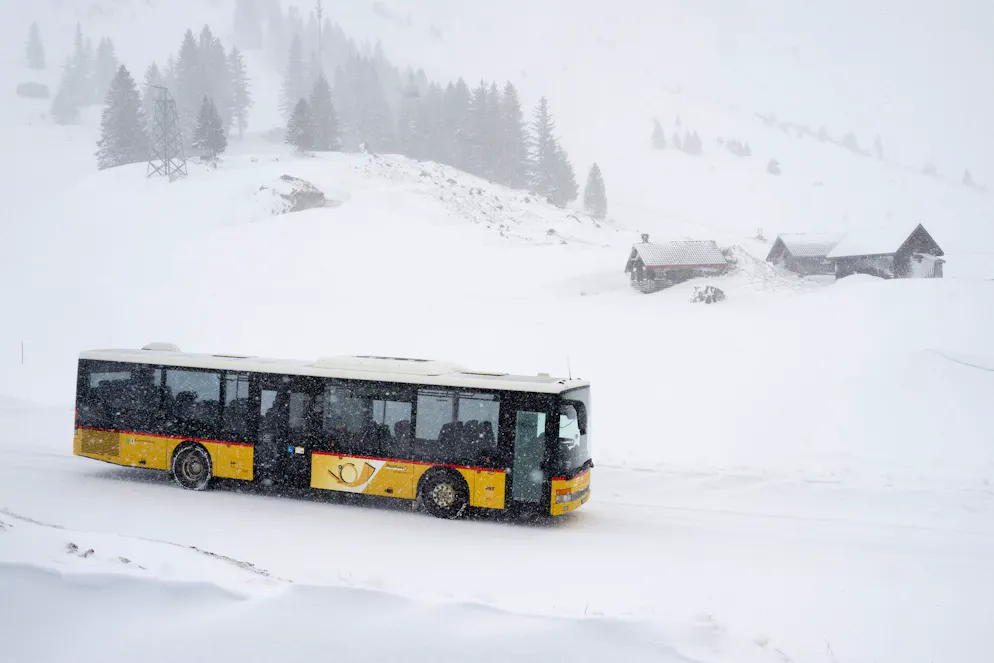 Winterliche Verhältnisse hinderten ein Postauto in Obersaxen an der Weiterfahrt.
