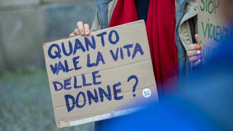 Kundgebung in Bellinzona nach zwei mutmasslichen Femiziden - Gallery. "Wie viel ist das Leben einer Frau wert?" steht auf einem der Plakate an der Kundgebung gegen Gewalt gegen Frauen in Bellinzona geschrieben.