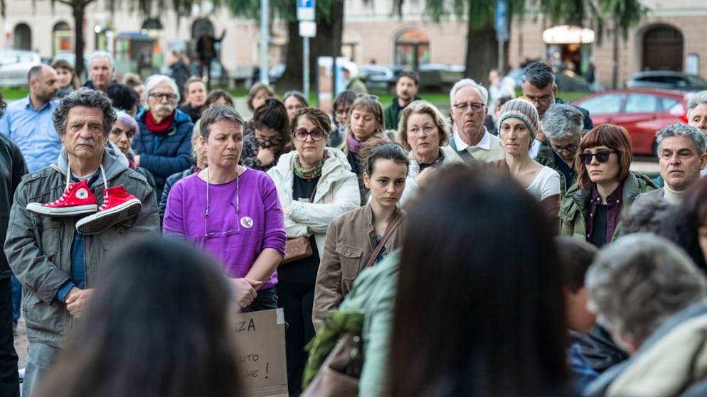 Kundgebung in Bellinzona nach zwei mutmasslichen Femiziden - Gallery. An der Kundgebung des feministischen Kollektivs  "Io L'8 Ogni Giorno" sprach auch die Tochter der kürzlich im Tessin ermordeten Frau.