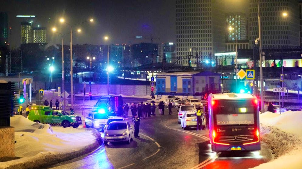 Police and rescue workers are seen near the Savyolovsky railroad station in Moscow. Photo: Uncredited/AP/dpa