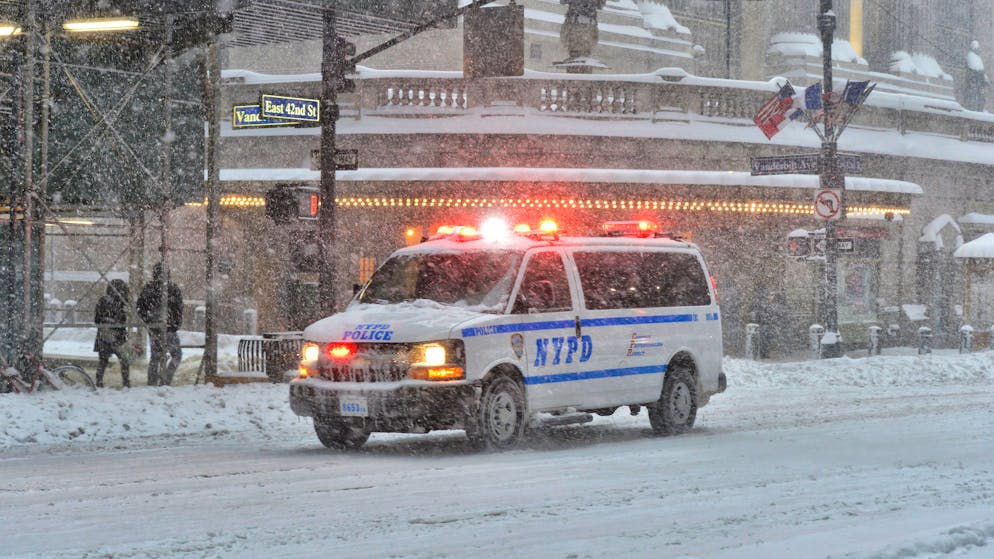 Ein Fahrzeug der New Yorker Polizei kämpft sich durch den Wintersturm.