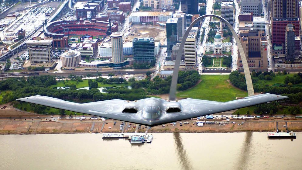 Eine B-2 fliegt über St. Louis, Missouri.