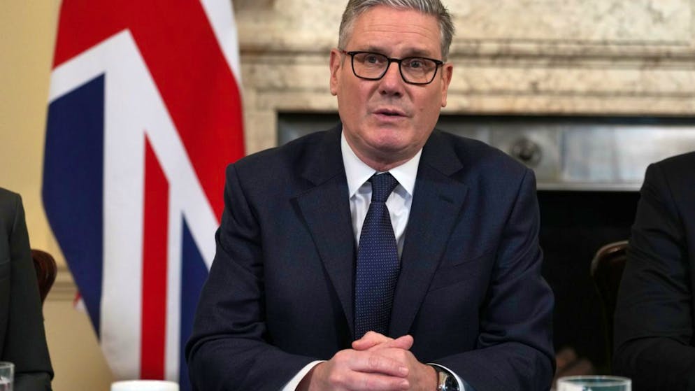 Der britische Premierminister Keir Starmer hält eine Rede am Anfang der Kabinettssitzung anlässlich des vierten Jahrestages der russischen Invasion in der Ukraine in der Downing Street in London. Foto: Kin Cheung/Pool AP/AP/dpa