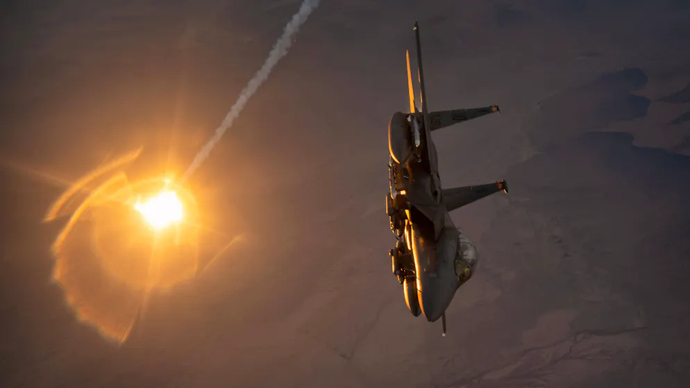 Eine F-15E Strike Eagle wirft einen Täuschkörper ab.