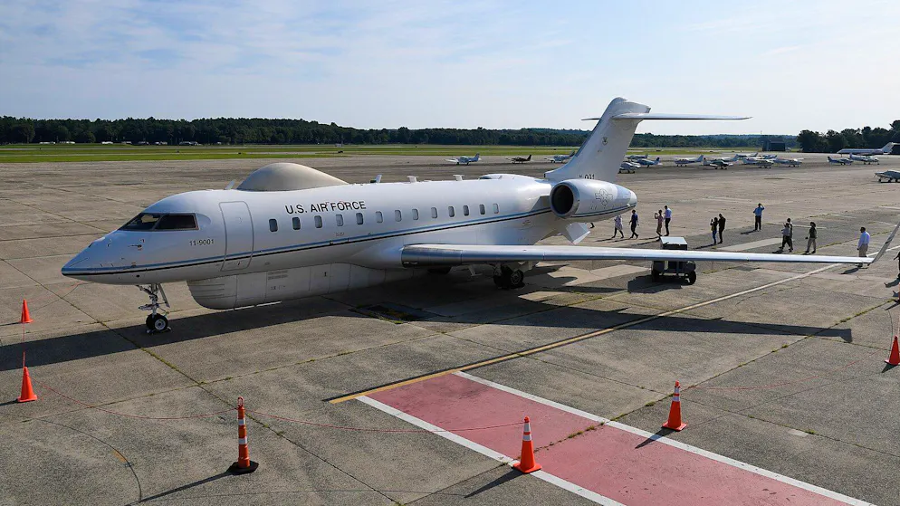 Die E-11A ist die militärische Variante der Bombardier Global und dient als Kommunikationsknoten – auf Englisch: Battlefield Airborne Communications Node (BACN).