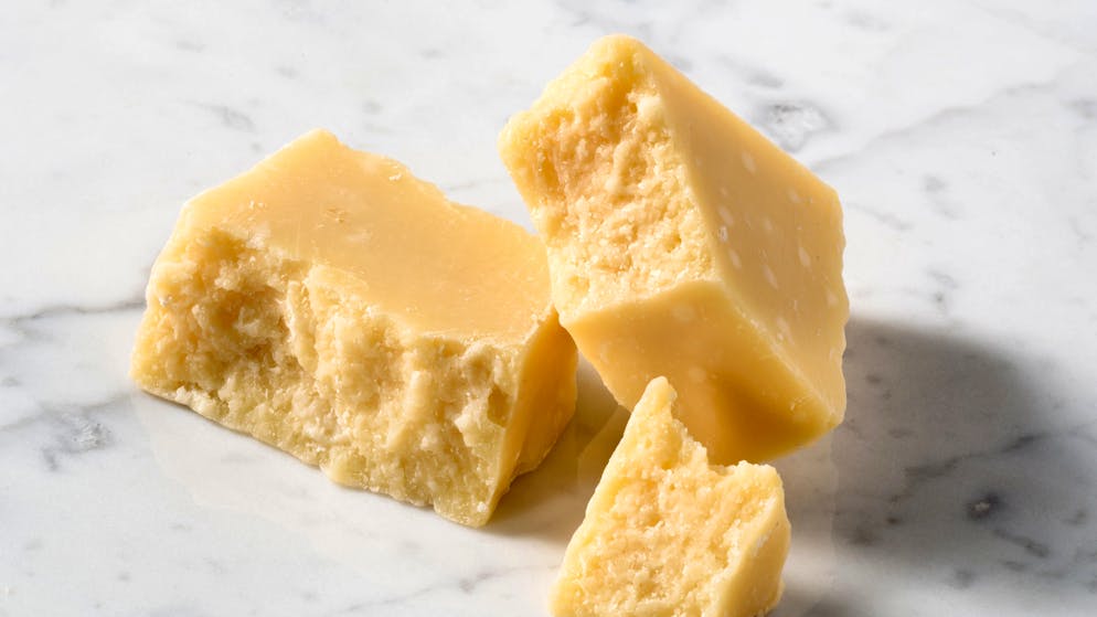 Assaggiatore seriale. Beccato in flagrante l'uomo che per mesi ha mangiato le punte dei formaggi in un negozio