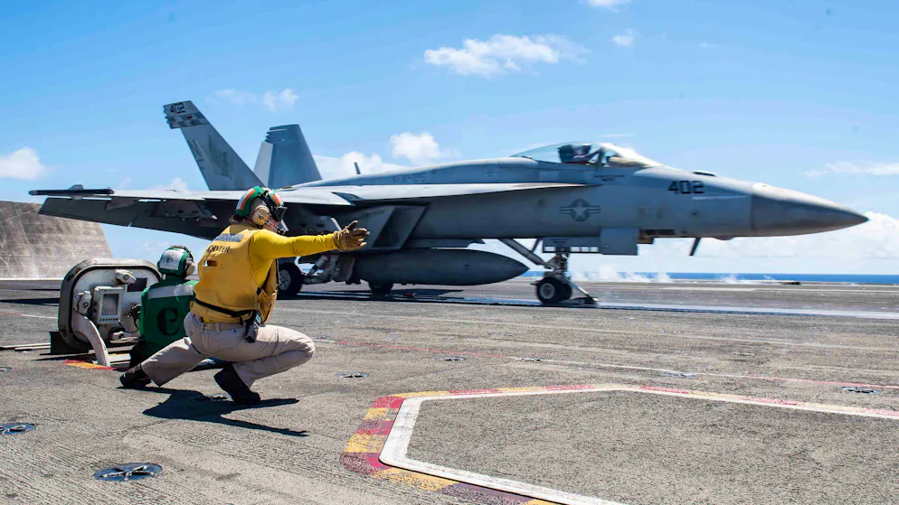 Eine F/A-18F Super Hornet kurz vor ihrem Start von der USS Ronald Reagan.