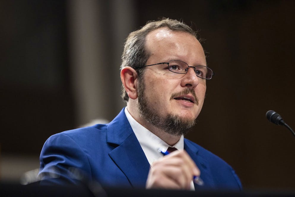 Ryan Schwank, ancien employé de l'Immigration and Customs Enforcement (ICE), s'exprime lors d'un forum public bicaméral sur « les violations constitutionnelles et les abus commis par l'ICE » dans le bâtiment Dirksen du Sénat à Washington, DC, États-Unis, le 23 février 2026.