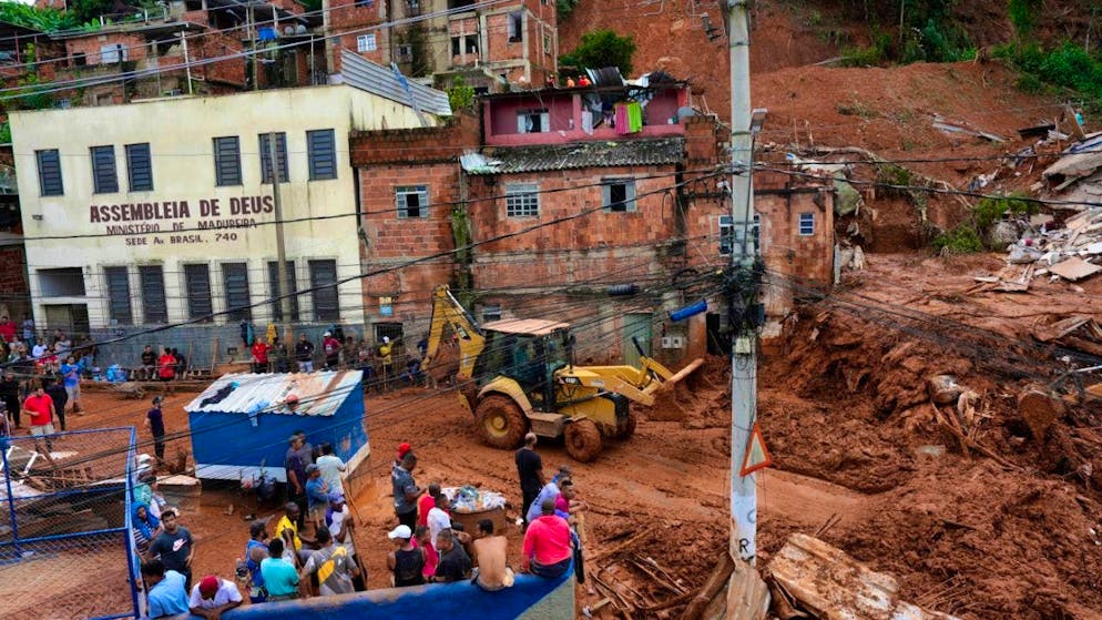 Firefighters and civil defense workers help in the Brazilian state of Minas Gerais at the site where houses collapsed due to heavy rains and flooding in Juiz de Fora. Photo: Silvia Izquierdo/AP/dpa