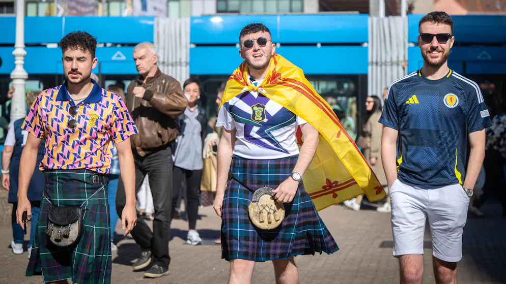 Des supporters écossais vêtus de leur kilt et de l’emblématique sporran.