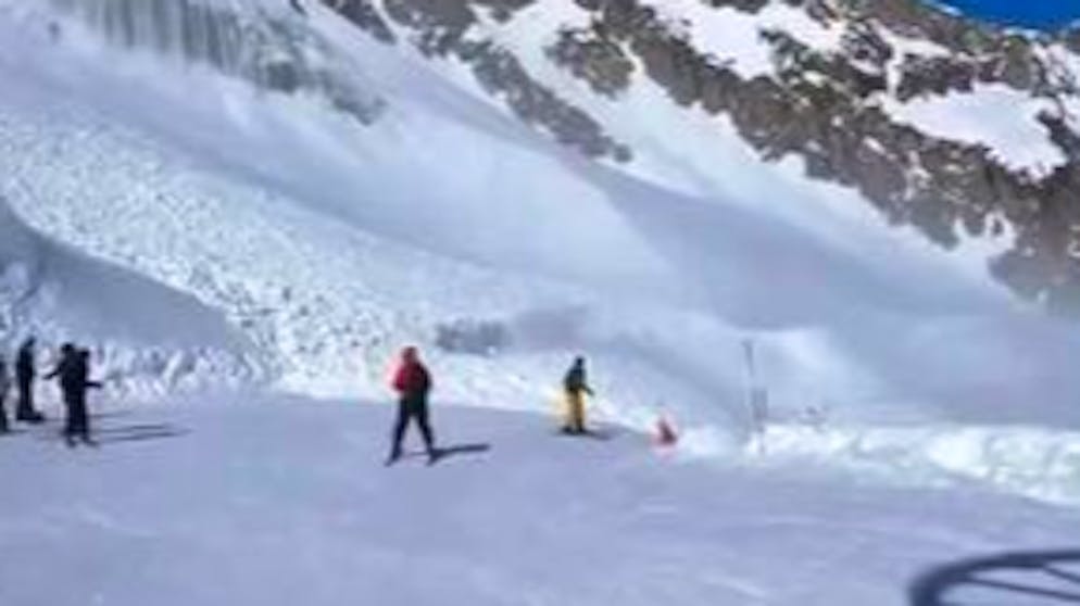 Video shows descent. Avalanche thunders down onto the piste and takes skiers with it