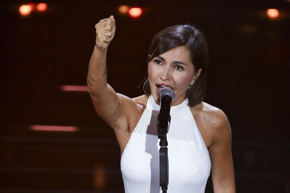 Le esibizioni più convincenti della prima serata di Sanremo 2026. Serena Brancale, con la sorella Nicole quale direttrice d'orchestra, è sicuramente stata una delle migliori in gara. La sua performance ha lasciato il segno. Si commuove alla fine del brano, dedicato a sua madre, scomparsa sei anni fa,