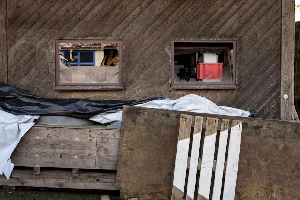 Une forte détonation dans l'Oberland zurichois. Les vitres brisées d'une ferme située à proximité du bâtiment de recherche et d'essai Taetsch, mercredi 25 février 2026 à Illnau. La cause de l'explosion et les dommages causés aux bâtiments environnants restent encore inconnus. Deux personnes ont été légèrement blessées. (KEYSTONE/Claudio Thoma)