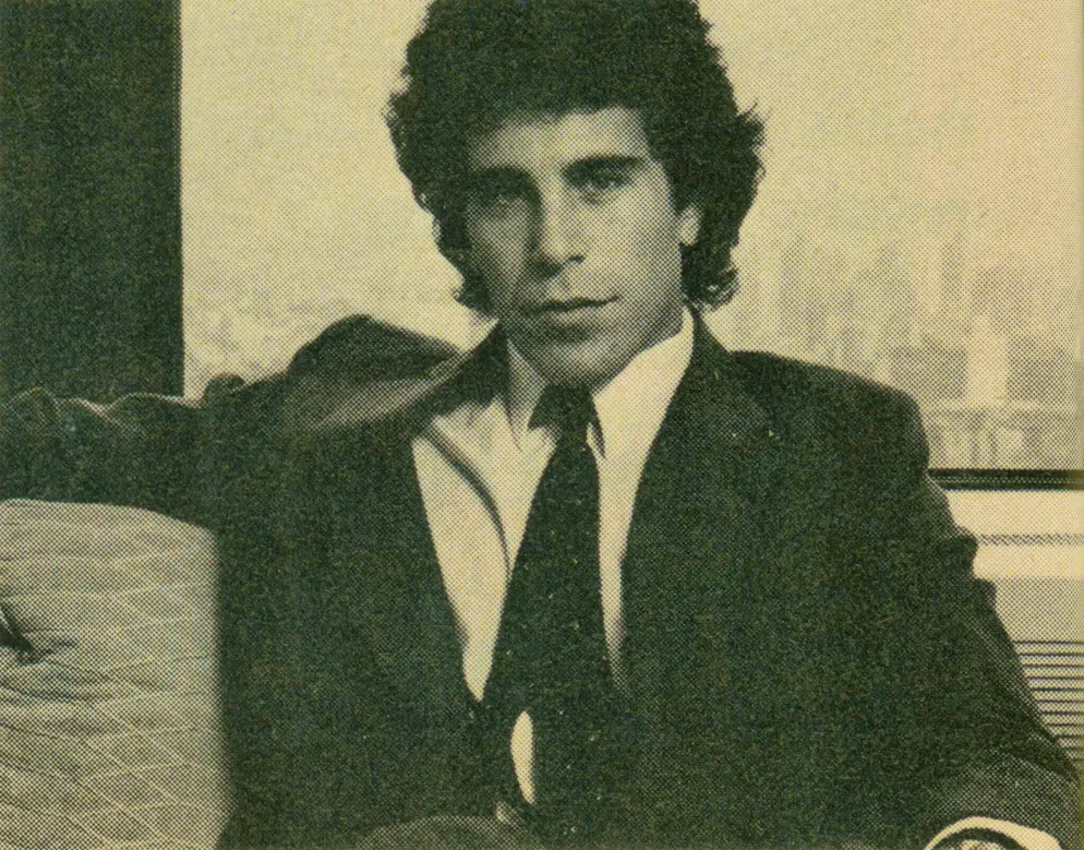 Jeffrey Epstein, 27 ans, est présenté en juillet 1980 dans le magazine américain "Cosmopolitan" comme le "célibataire du mois".