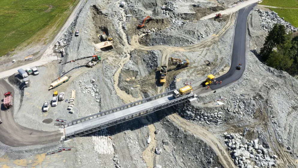 Le pont militaire provisoire, une structure métallique de 51 mètres de long, avait été installé cet été au-dessus du torrent du Fregnoley entre Champsec et Lourtier (VS) dans le Val de Bagnes (image d'archive).