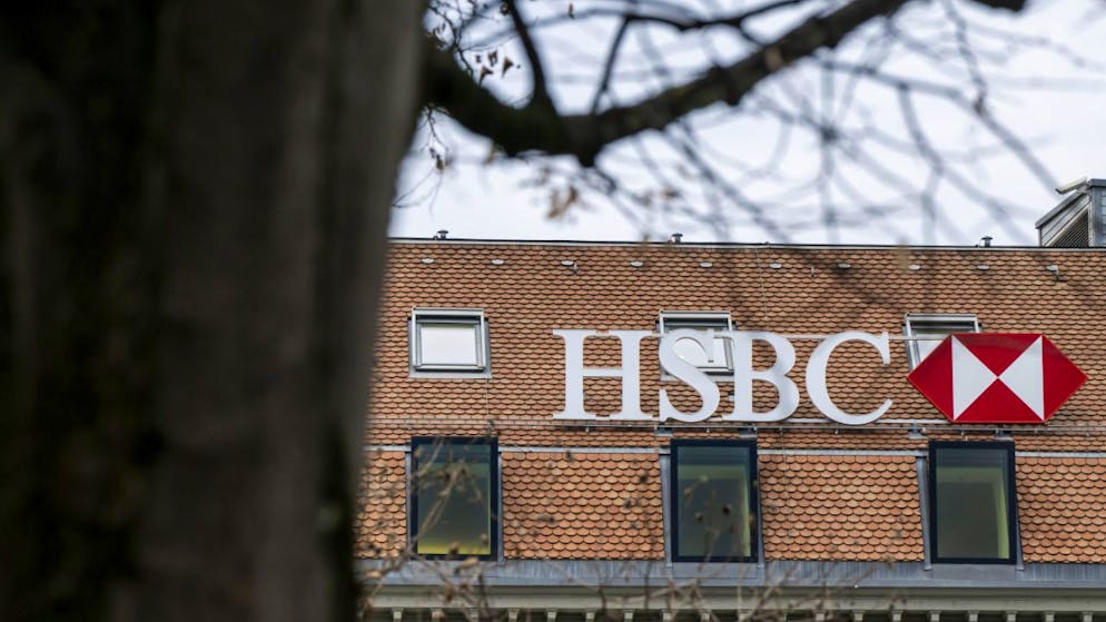 HSBC avait publié fin octobre un bénéfice net en chute au troisième trimestre, plombé notamment par un revers judiciaire liée à l'affaire Bernard Madoff, mais son chiffre d'affaires a augmenté de 5% sur la période, soutenu par une hausse de l'activité de ses clients.