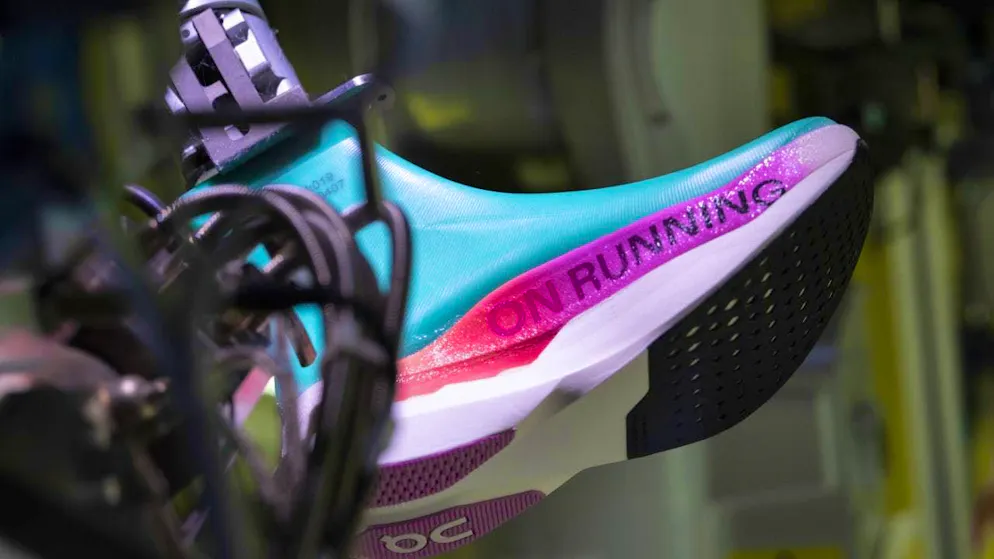 Running shoe manufacturer On has opened a factory for its LightSpray technology in South Korea. Thanks to the new plant with 32 robots, the global production capacity of the technology is to be increased 30-fold in 2026. (archive image)